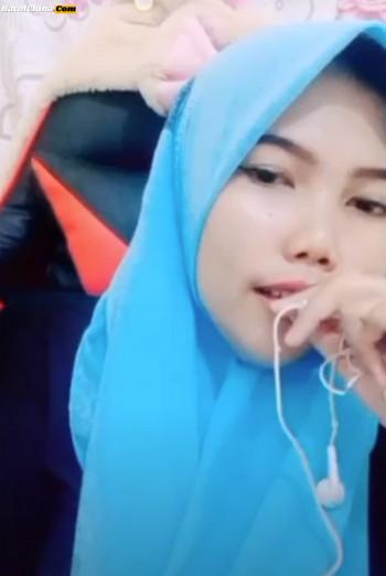 Gadis Hijab Biru Omek Sampai Basah