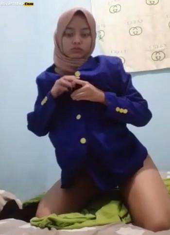 Mahasiswi Hijab Biru Almamater Sange Bogel