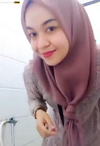 Karyawati Jilbab Sange Parah Bogel Di Toilet Kantor